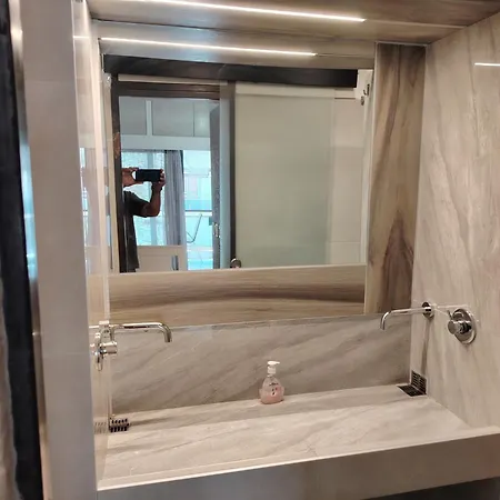 - Sleeps 8 - Balcony - Parking Apartamento