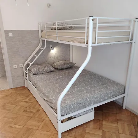 - Sleeps 8 - Balcony - Parking *